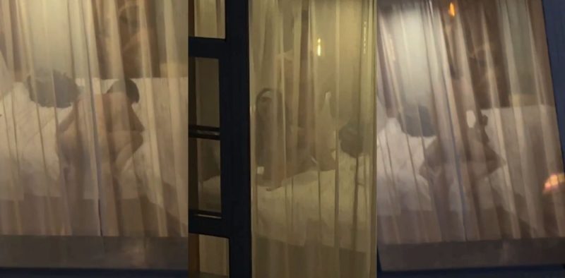 饥渴情侣隔窗激情交合 多体位打桩遭偷拍 妹子身材超火辣 观众比当事人还激动！-51吃瓜网