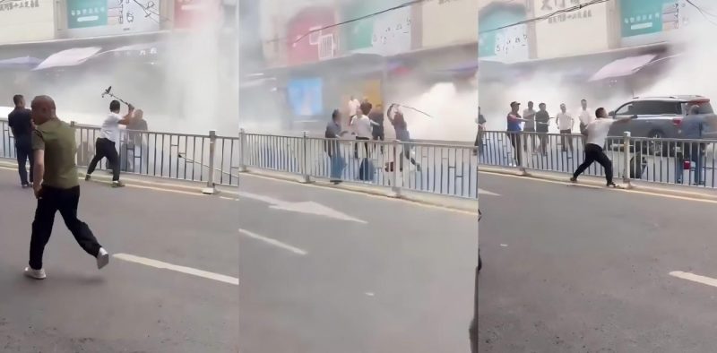 重庆朝天门天门商场 男子疯狂向店铺投掷燃烧弹 后被众人齐力制服！-51吃瓜网