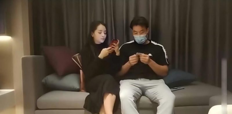 肌肉佬探花 陌陌上约操极骚淫娃 身穿女仆装沙发调情 口技精湛激情无比 各种姿势爆操呻吟不断！-51吃瓜网