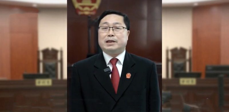 青岛离奇案件引爆全网！老人街头转身撞行人致十级伤残 行人被判赔7万 理由竟是未保持安全距离！-51吃瓜网