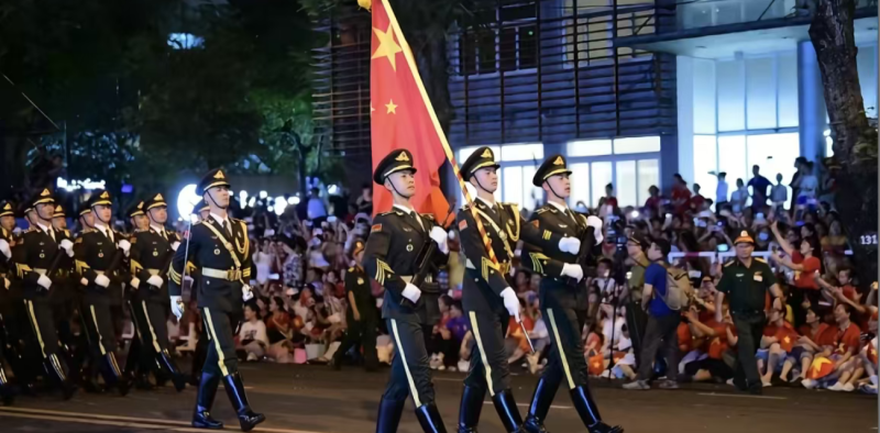 中国仪仗队越南阅兵彩排 英姿飒爽引得众多越南妹妹 疯狂示爱组团求老公！-51吃瓜网