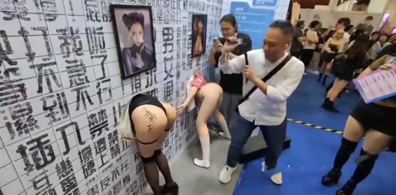 2025台湾成人博览会真会玩！竟让女优撅着屁股与观众SM互动 交钱就能上去抽屁股！-51吃瓜网