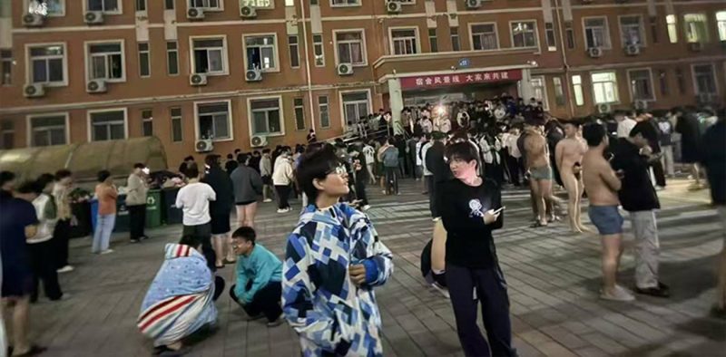 河北廊坊多地4.2级地震 某大学城男大被窝打飞机 突感地震提屌就跑 操场裸照竟意外火爆全网！-51吃瓜网