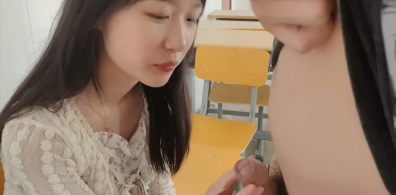 极品学妹 充满青春荷尔蒙酮体 被男友在教室暴力按头口交深喉 看着都令人心生怜悯！-51吃瓜网