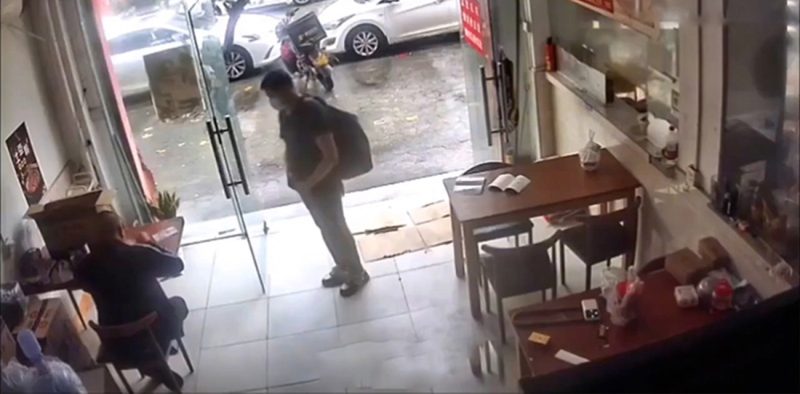 瘸腿男子进店求职被拒 下一句话让老板决定出手帮忙 人间自有真情在啊！-51吃瓜网