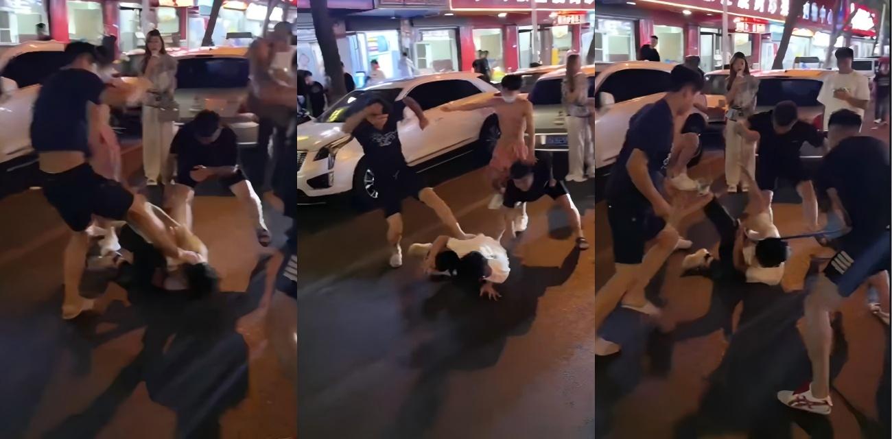 精神小伙当街复仇 多人齐上围殴白衣男子 招招致命直击要害 甚至上演雷欧飞踢！ - 51吃瓜网-51吃瓜网