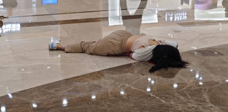 嘉兴八佰伴商场惊现惨剧 女子坠楼双腿摔变形血流满地 网传高三生争吵or分手轻生 现场完整版视频曝光！-51吃瓜网