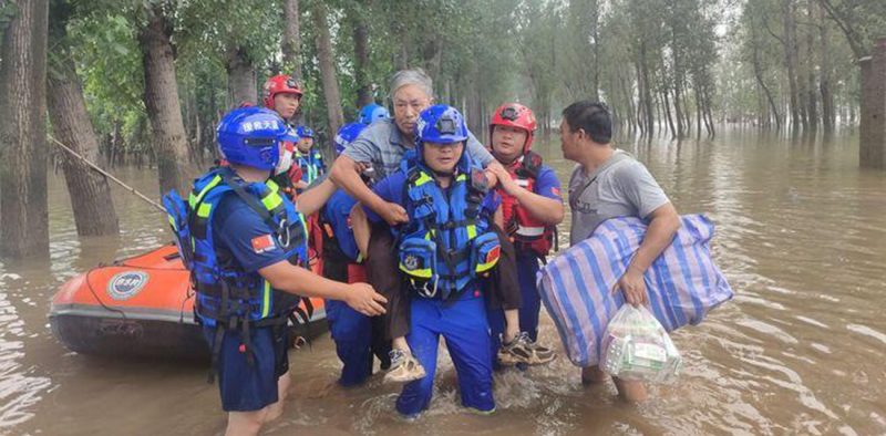 厦蓉高速千秋大桥发生坍塌 卡车司机被困悬空驾驶室 救援人员十分钟飓风营救 为他们点赞！-51吃瓜网