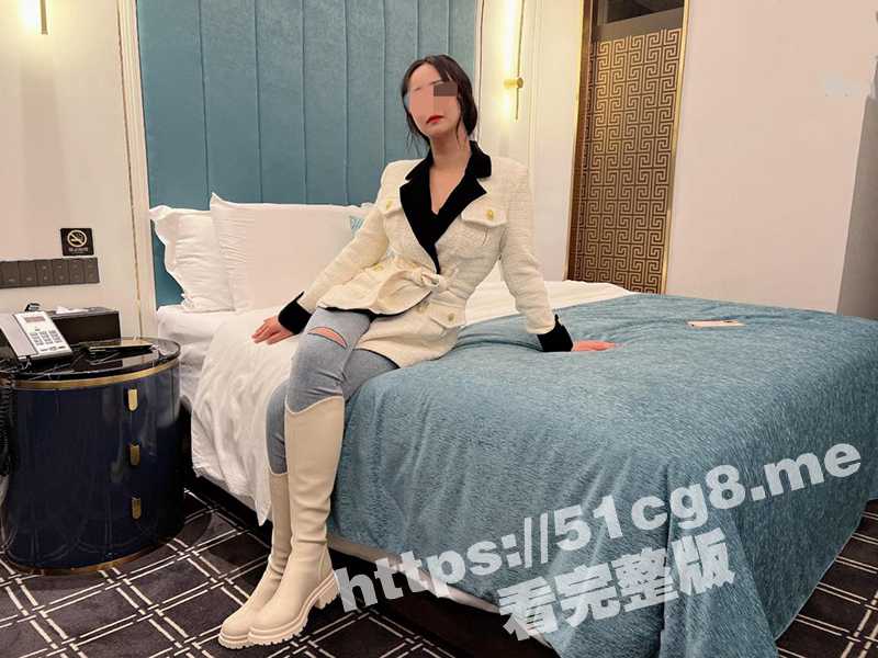 姐弟乱伦后续！漂亮姐姐身穿紧身牛仔裤黑丝美腿 舌吻性感红唇 逼被弟弟操红肿 射姐姐一脸 ！-51吃瓜网