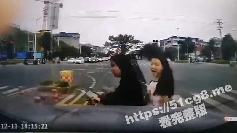 Double Kill！好姐妹一起飞 电瓶车过斑马线被左转车辆撞飞！现场情况不容乐观！-51吃瓜网