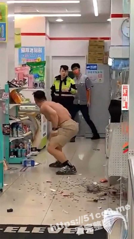 台湾一便利店发生警察用警棍狂砸打人事件被打者满脸是血感觉快不行了-51吃瓜网