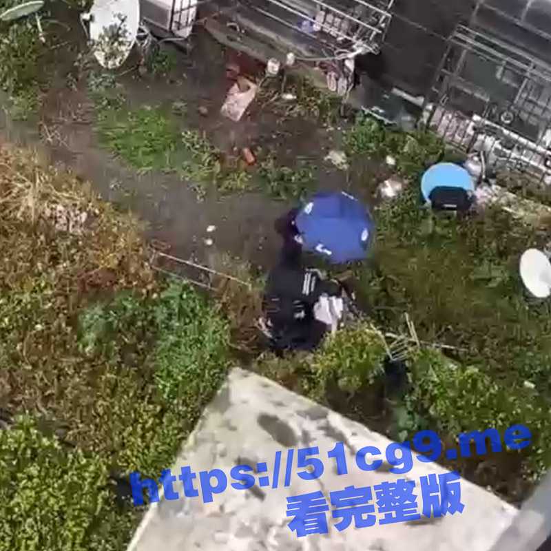 这是什么操作？美女跳楼自杀，施救人员扒开美女裤子 这是在检查下体有没有被摔坏吗？-51吃瓜网