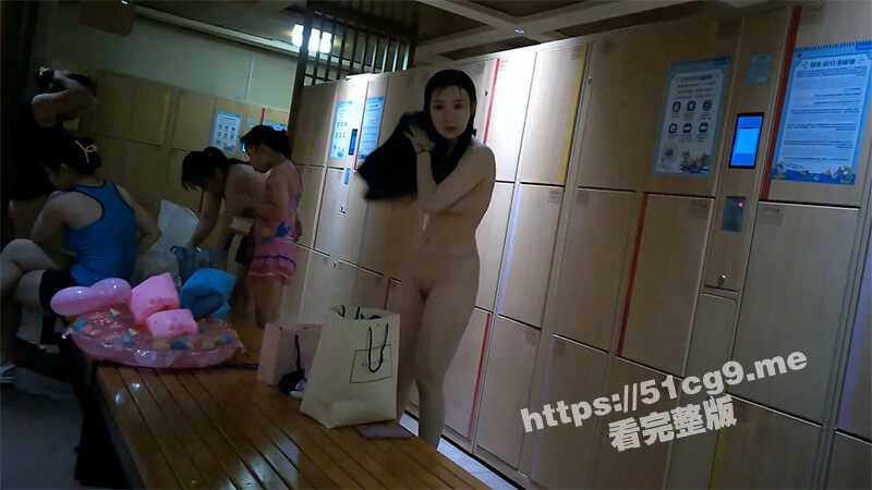 最新流出大神潜入水上乐园偷拍美女换衣服 竟然遇到了惊天木瓜奶 见到漂亮妹子就一直拍人家-51吃瓜网