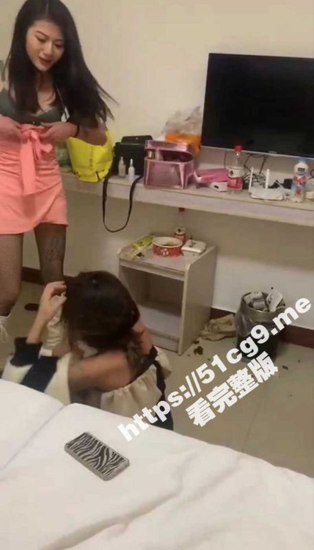 霸凌又现！ 长得挺好看的精神小妹 竟然下手这么狠！被霸凌的小姐姐无辜的眼神看得让人真揪心-51吃瓜网