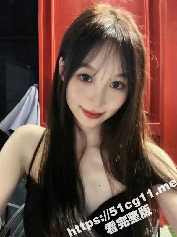 江南影视艺术学院的极品反差校花 李诗琪 给男友边撸边舔 手速惊人 都撸出残影来了！被男友无套爆操内射视频流出-51吃瓜网