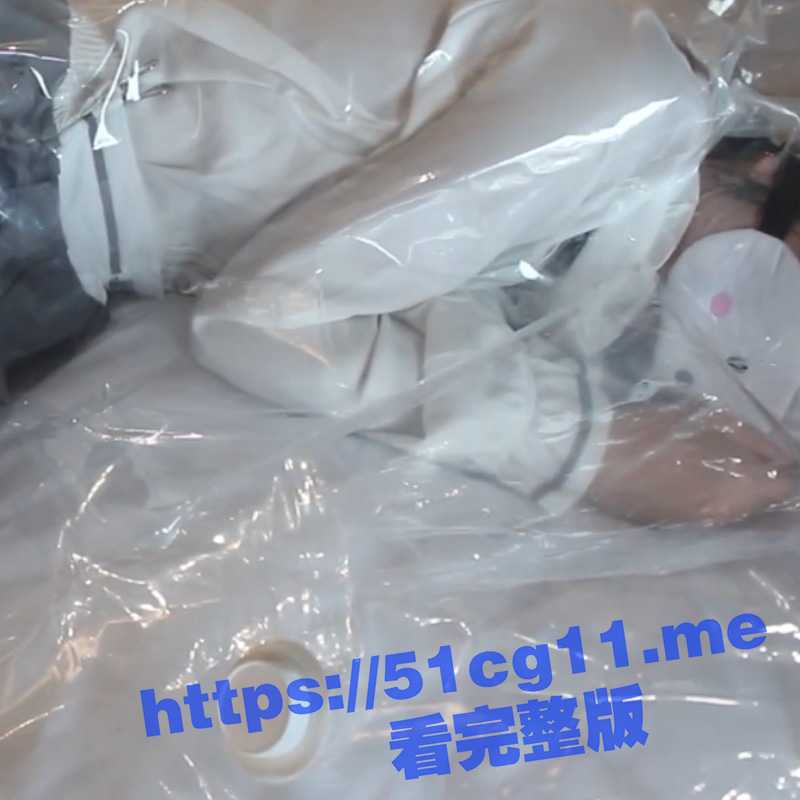 真空窒息！双马尾白丝小萝莉 被塞进真空袋抽干空气 身体抽搐乱蹬挣扎 最后再放到行李箱打包！-51吃瓜网