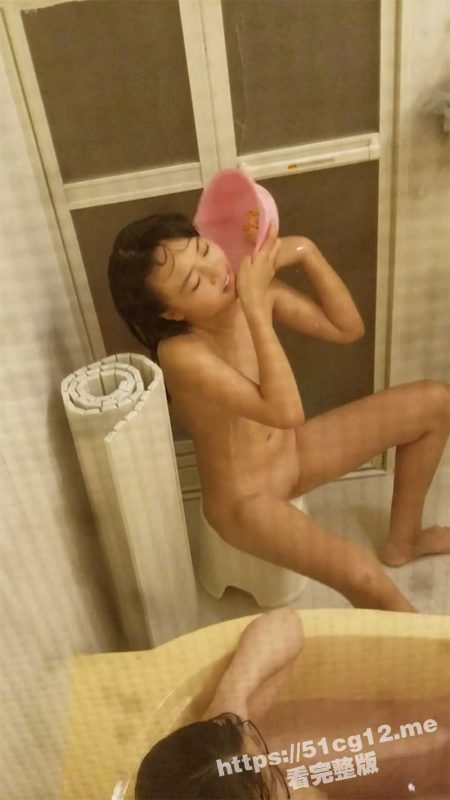 冒死爬窗偷拍 两位白白嫩嫩的女大学生在一起洗澡 有说有笑骚劲十足！-51吃瓜网