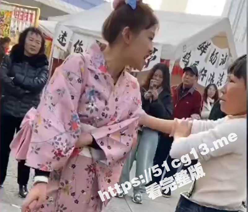 贵州女子穿和服逛街 遭路人围攻 指责你当日本人可以不要侮辱我们！被迫当众脱掉和服-51吃瓜网