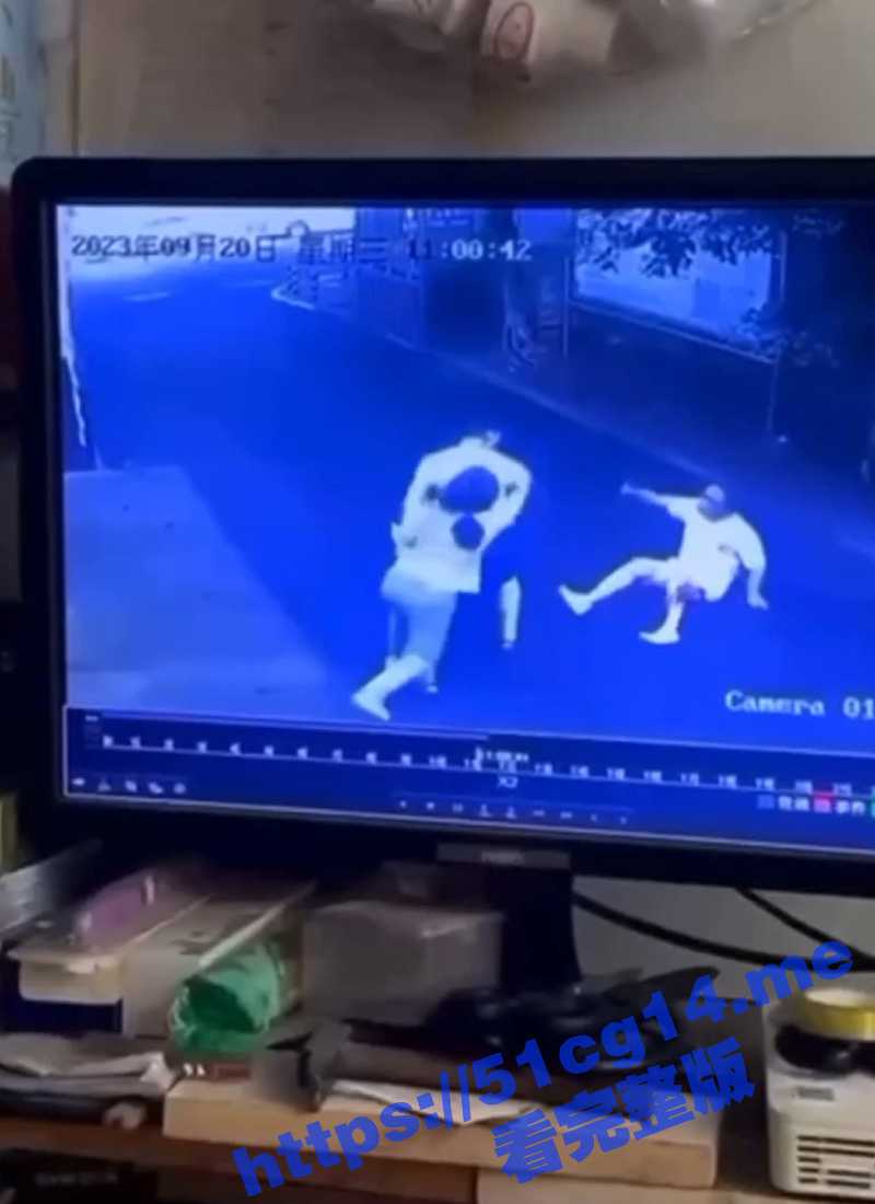 偷情被刺死！奸夫淫妇被原配老公逮到 三人扭打在一起 奸夫被当街刺死 ！ - 51吃瓜网-51吃瓜网