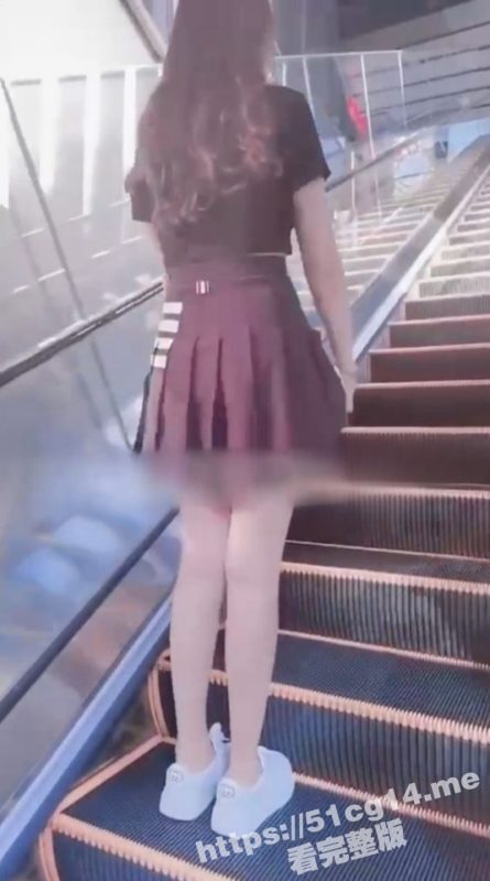 年轻人真敢玩！带女友塞跳蛋逛商场 男友全程拿遥控器强制女友高潮！-51吃瓜网
