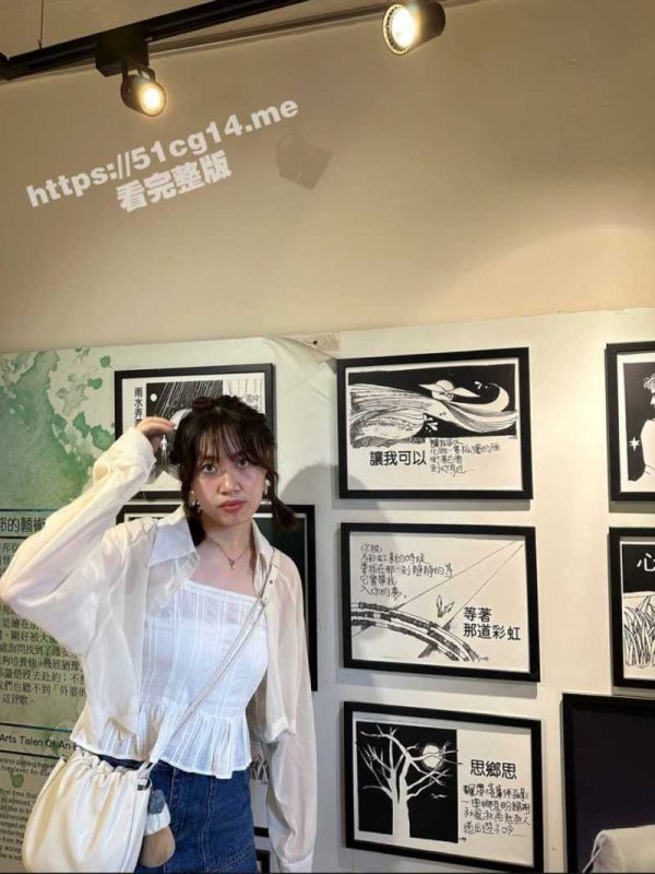 小姐姐和男友裸聊 自己玩弄骚穴视频被曝光 爱液居然拉丝到这么长？-51吃瓜网
