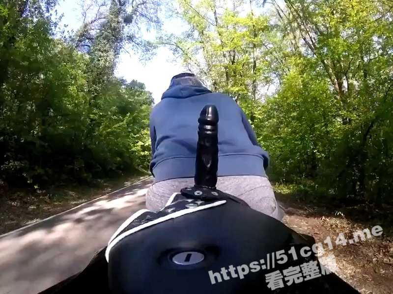 纤腰长腿肥臀女神 bigass 露出新玩法 户外骑大假黑屌机车 这个屁股真的好大好翘！-51吃瓜网