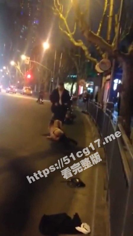 魔都女子骚扰老外 老外找她问路 她说fuck fuck操我操我 边脱衣服边学母狗爬 警察叔叔来了都拉不住发骚的母狗-51吃瓜网