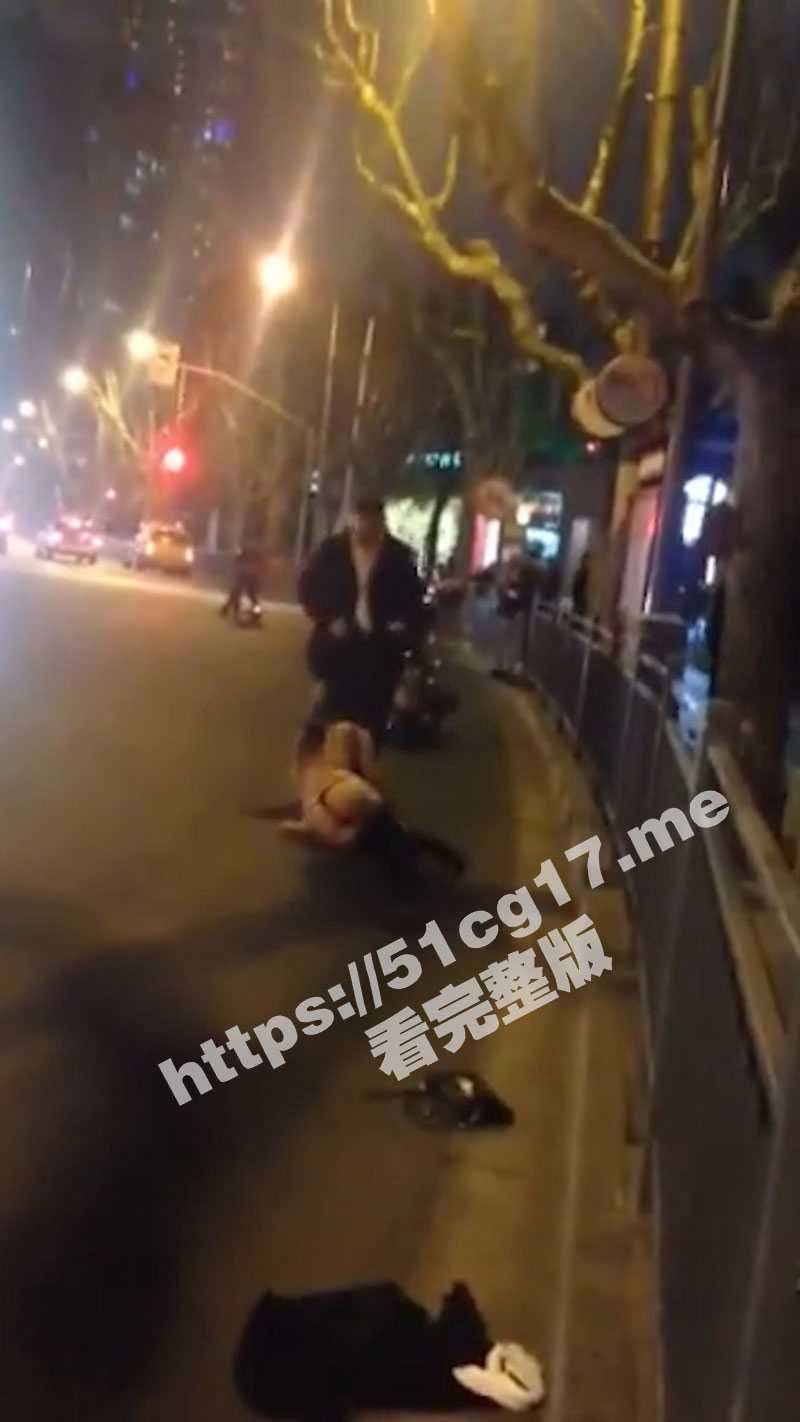 魔都女子骚扰老外 老外找她问路 她说fuck fuck操我操我 边脱衣服边学母狗爬 警察叔叔来了都拉不住发骚的母狗 - 51吃瓜网-51吃瓜网