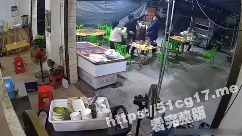 封神 宵夜摊战神1v3！ 大哥光着膀子1V3 单枪匹马 临危不乱 一拳KO真滴猛 大哥已经打疯了-51吃瓜网