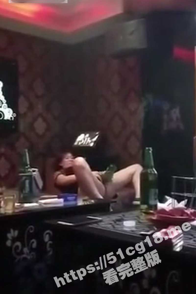 少妇KTV醉酒发情 拿啤酒瓶自慰 还能用逼抽烟吐烟圈 都是绝活啊！ - 51吃瓜网-51吃瓜网