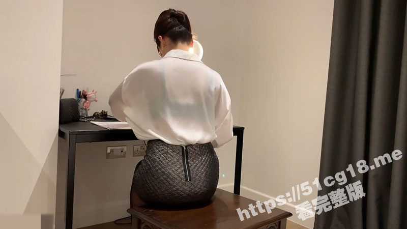 黑丝熟女人妻遭遇公司裁员 为保住职位只好委身领导 跪地吃鸡啪啪 被领导强制无套后入内射-51吃瓜网
