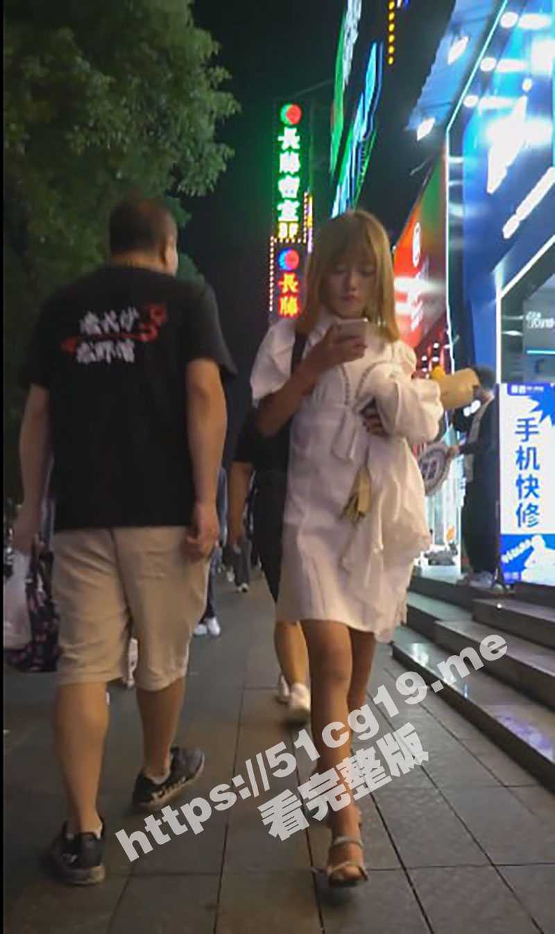 大神偷拍抄底意外收获 骚逼竟然刚被内射过 挂着精液不穿内裤就出门 主打的就是一个反差！ - 51吃瓜网-51吃瓜网