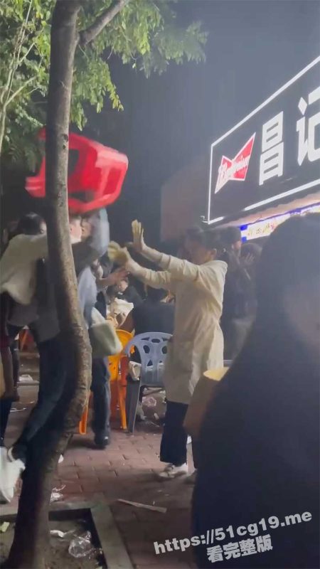 几个年轻人为了占餐桌起冲突！拿起板凳就打 还把一个妹子打倒了-51吃瓜网