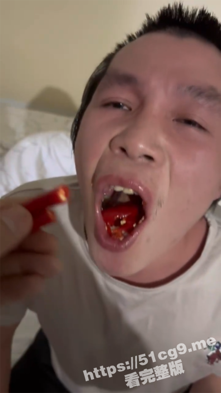 吃辣椒 辣椒水洗脸 打屁股！广东一男子被室友凌辱 自拍视频被曝光！-51吃瓜网