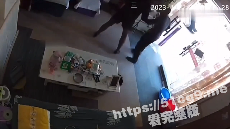 胆子太大了吧！广东一男子强行打开足浴店房门 对店内女子又搂又抱 衣服都撕坏了！-51吃瓜网