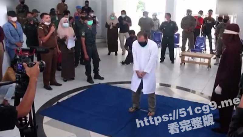 同样是gay 差距怎么这么大呢！印度尼西亚在公共场合羞辱鞭打同性恋者作为惩罚！-51吃瓜网