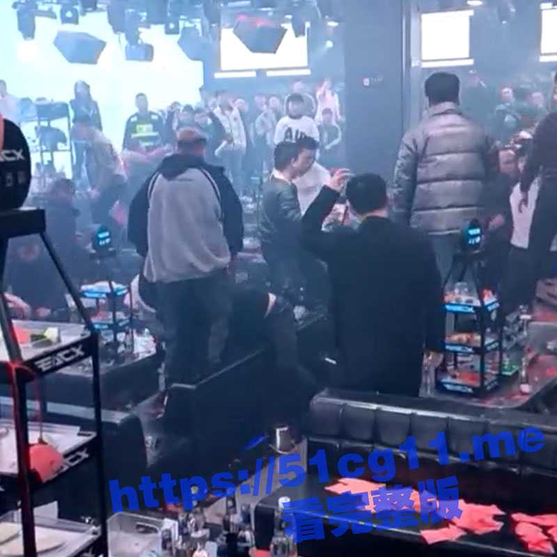 堪比电影场面！某酒吧内两帮纹身社会人上演群殴大战 持酒瓶 椅子 棍棒挥舞 人声鼎沸 场面混乱！-51吃瓜网