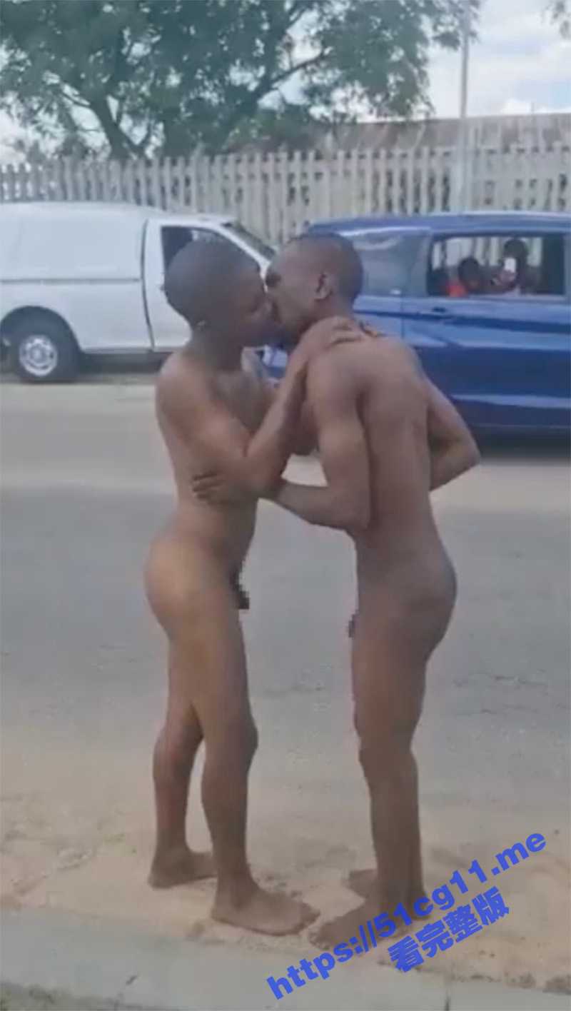 不还钱的特殊处罚方式!国外两男子借钱不还被抓 遭奇招私刑惩罚 竟要求全裸热吻! - 51吃瓜网-51吃瓜网