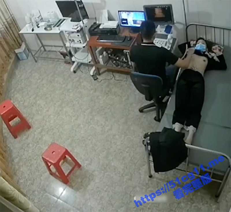 医院摄像头偷拍妇科 少妇做B超阴道检查 笑着进去被超长设备捅来捅去 捂着逼瘸着走出来！-51吃瓜网