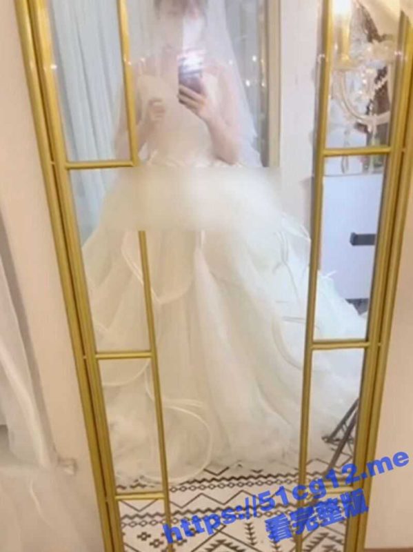 极品反差婊 胡九万 粉丝珍藏私拍 穿婚纱被爆操正爽的时候 老师电话打过来 被吓喷水-51吃瓜网