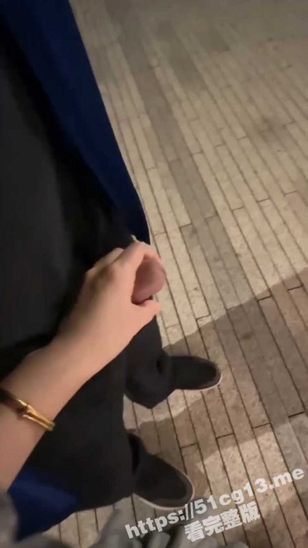 半夜带着亲妹到滨海公园海边散步 情不自禁吃起肉棒 半途被保安发现落荒而逃！-51吃瓜网