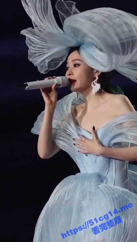 张靓颖 长沙演唱会上突发情况 被一只虫子吓到尖叫！这是什么虫子？-51吃瓜网