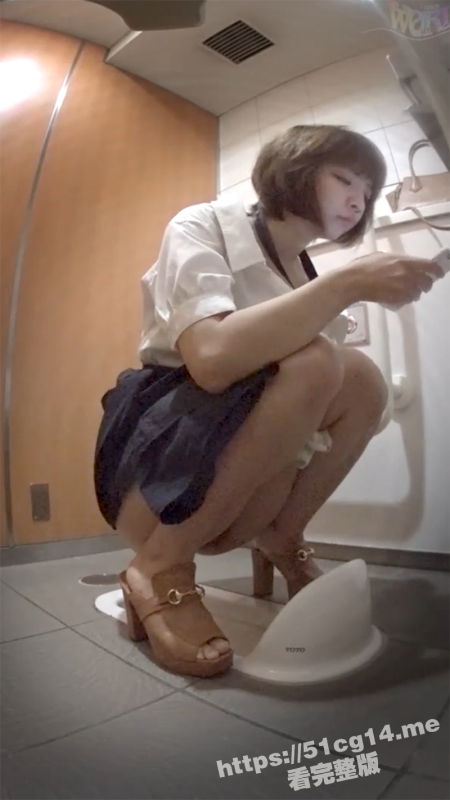 大学女生厕所偷拍！独特视角加双机位 拍摄超多大屁股JK小姐姐上厕所！-51吃瓜网
