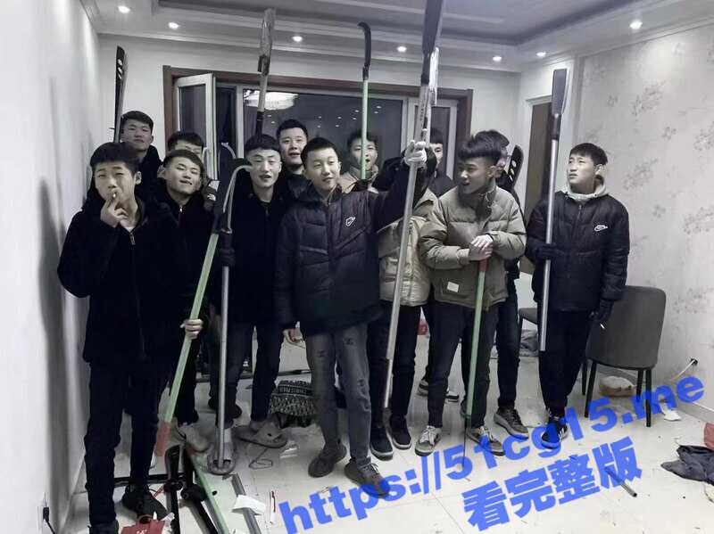 山东潍坊 一群精神小伙在街头发生冲突 上演古惑仔 双方互射烟花 手持砍刀钢管互殴-51吃瓜网