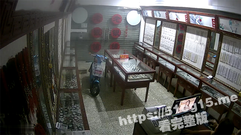 首饰店监控遭遇黑客破解 老板娘和老板看小黄片助兴 然后在店内直接干了起来！-51吃瓜网