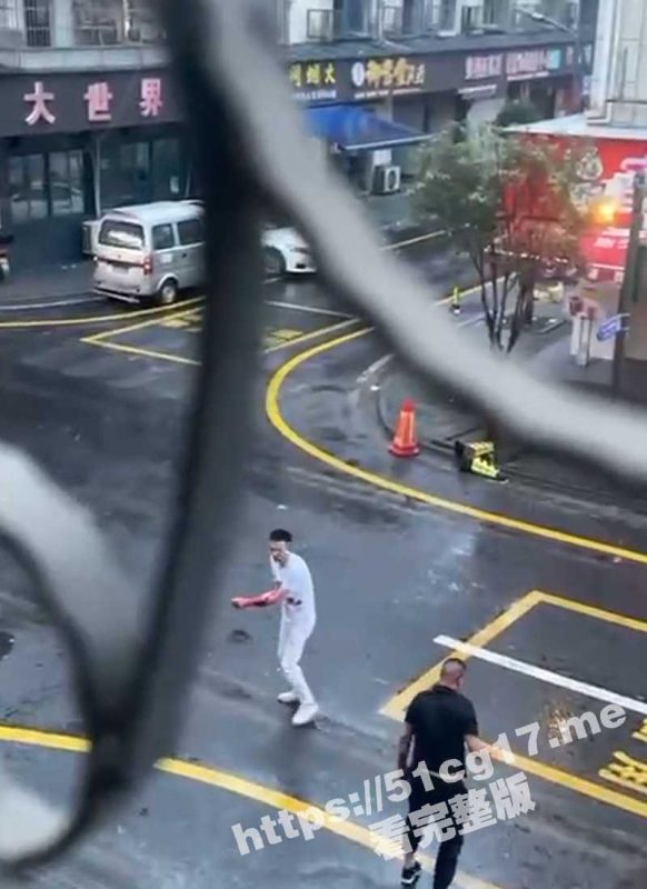 街头刀战1V2！三个男的在街头拿刀互砍 手臂砍废血溅四射 白衣变红衣！-51吃瓜网