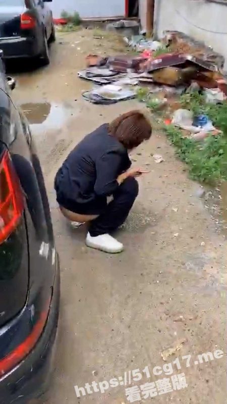 社死现场！美女户外撒尿被发现 “美女撒尿呢呀？让个地方我也要尿”-51吃瓜网