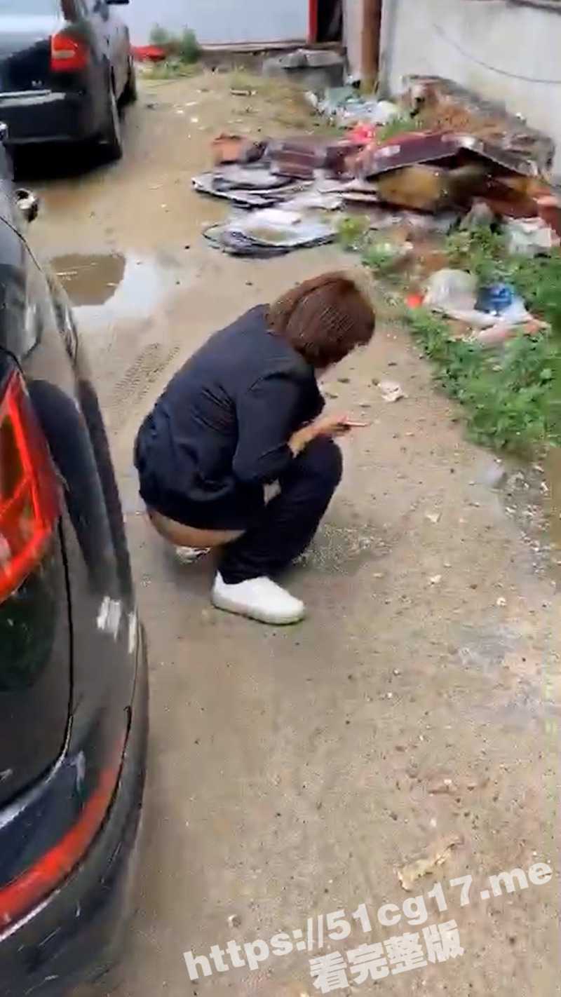 社死现场！美女户外撒尿被发现 “美女撒尿呢呀？让个地方我也要尿” - 51吃瓜网-51吃瓜网