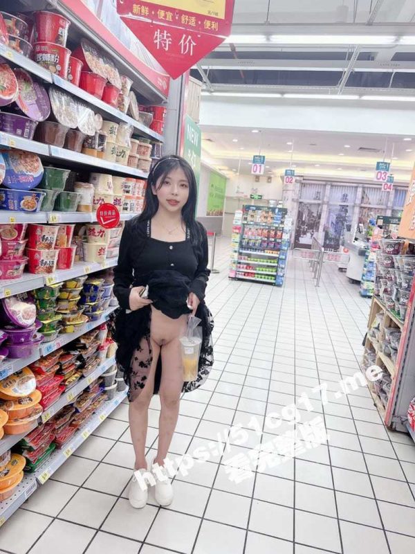 深圳极品清纯高颜值反差婊 郑佩希 主人的爱犬母狗一只 超市露奶露逼、喝尿 大街上跪下让主人疯狂扇脸 样样精通-51吃瓜网