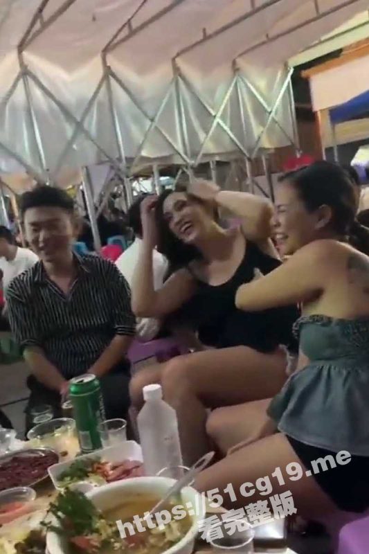 俩少妇在宵夜摊露出奶子比大小 大奶子夺衣而出 真是一个比一个骚啊！-51吃瓜网